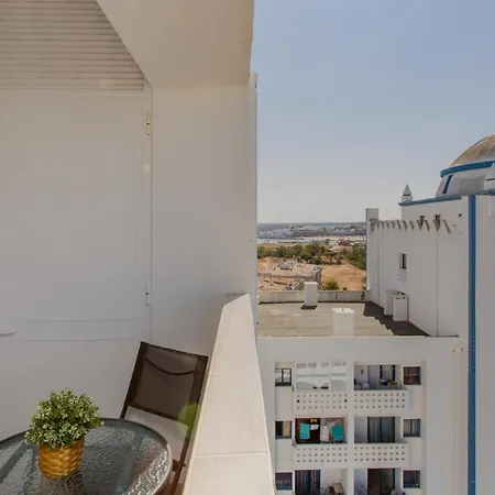 Lovelystay - Sunny Apartment In Praia Da Rocha Appartement